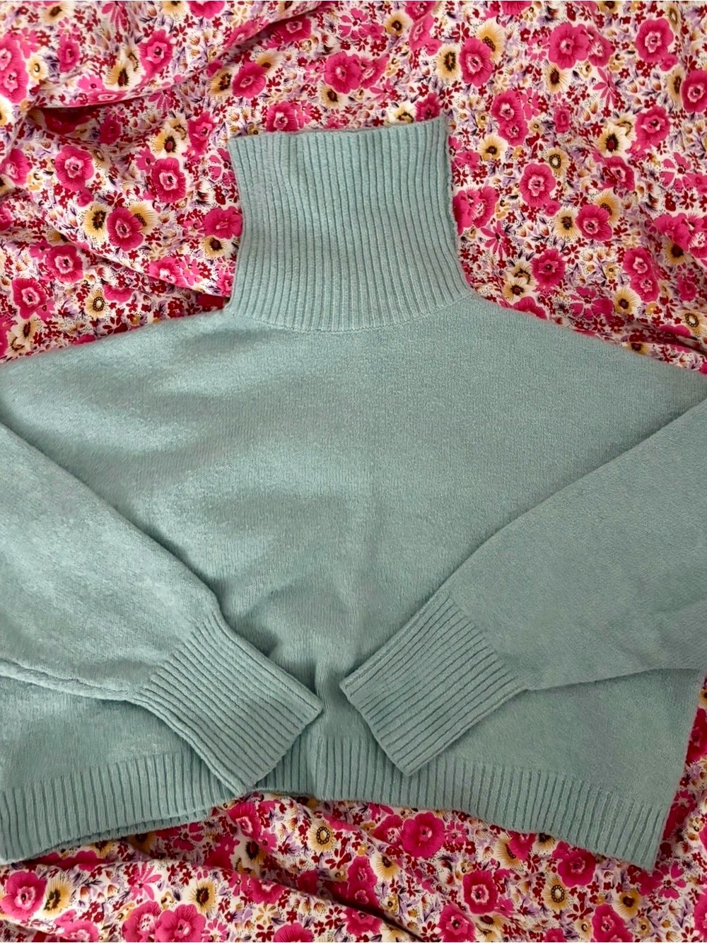 Forever 21 Soft Knit Baby Light Blue Cropped Turtleneck Size Small Sweater